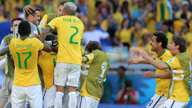 Julio Cesar Mobbed